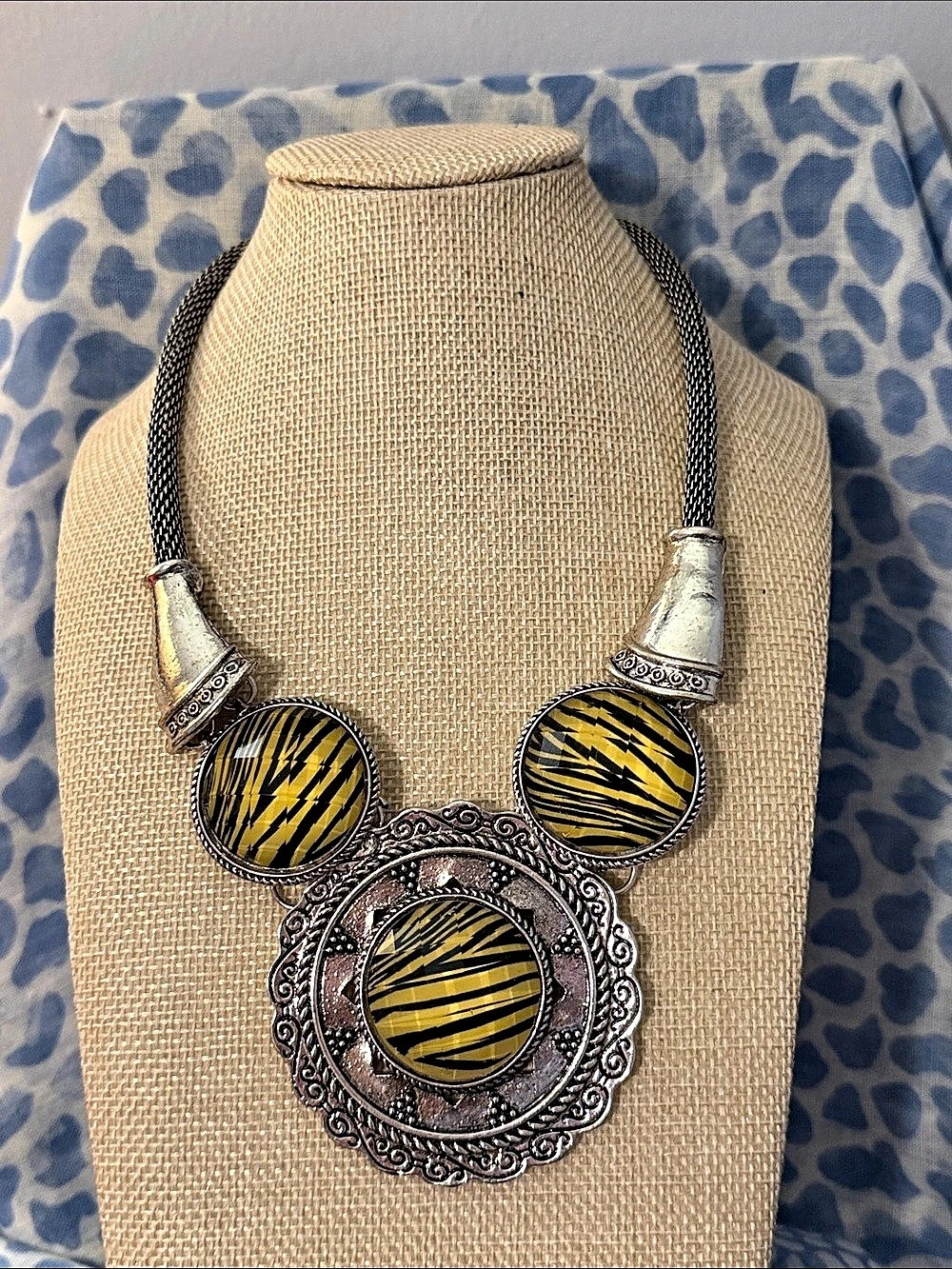 Yellow & Black Pendant Necklace Set Like New